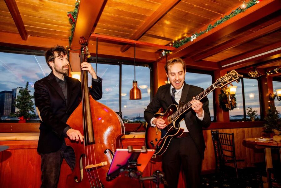 New York City: Holiday Jazz Classic Motor Yacht Cruise - Practical booking advice for a smoother evening