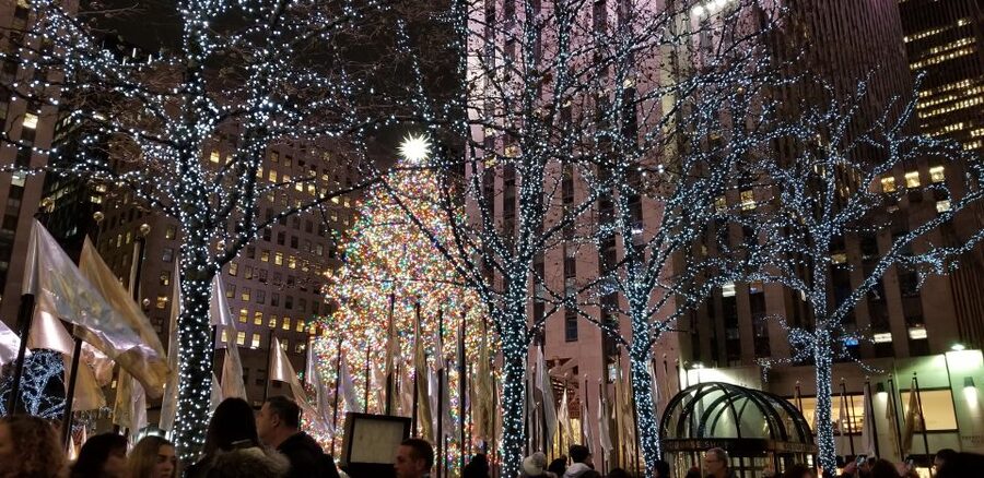 New York City: Holiday Lights Extravaganza Walking Tour - Using the subway like a New Yorker