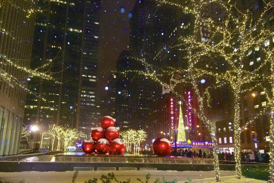 New York City: Holiday Lights Extravaganza Walking Tour - The guide’s role and group experience