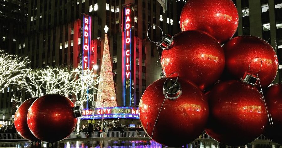 New York City: Holiday Lights Extravaganza Walking Tour - Weather, crowds, and physical effort