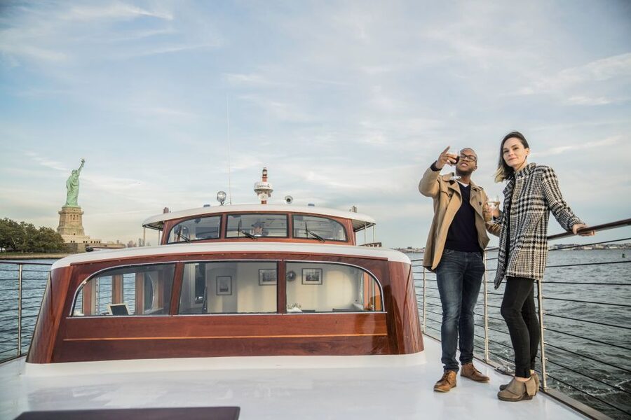 New York City: Mini Yacht Boat Ride with Sightseeing - Drinks, hors doeuvres, and onboard service