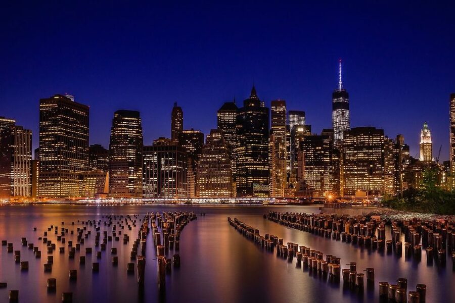 New York City: Night Skyline Bus Tour with Pizza Slice - Crossing the Manhattan Bridge into Brooklyn