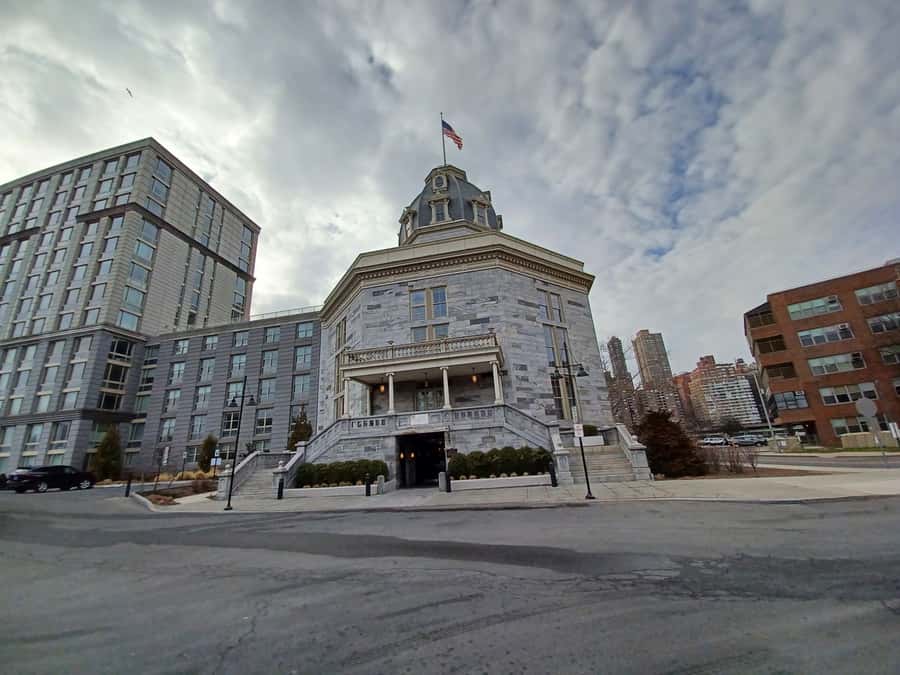New York City: Roosevelt Island Walking Tour with Tram Ride - Blackwell family farmhouse and lighthouse