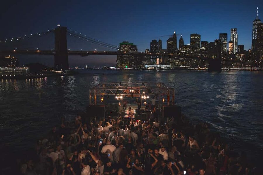 New York City: Sip 'N Groove Evening Cruise with Live DJ - Drinks, snacks, and the real cost of the evening