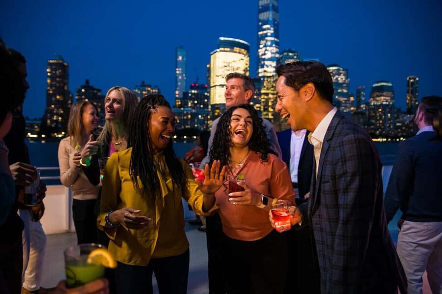 New York City: Sip 'N Groove Evening Cruise with Live DJ - Boarding at Circle Line in Midtown