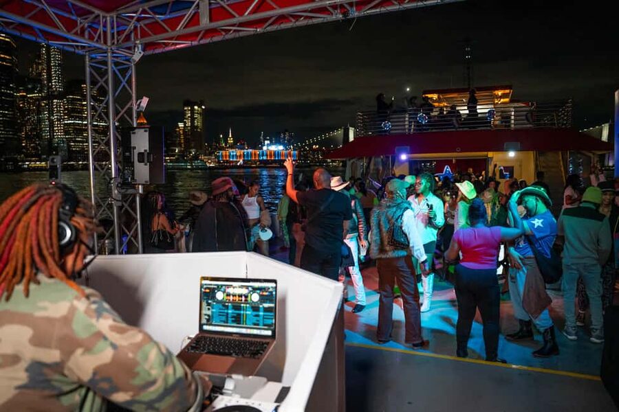 New York City: Sip 'N Groove Evening Cruise with Live DJ - How to make the most of the two hours