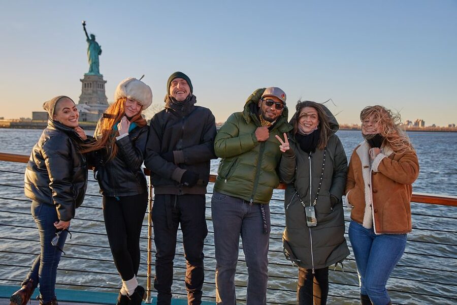 New York City: Weekend Holiday Brunch Cruise - Who should book this cruise?