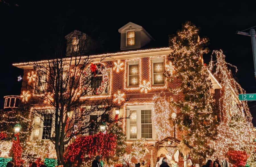 New York: Dyker Heights Christmas Lights Guided Tour - Meeting in Midtown and Boarding the Coach
