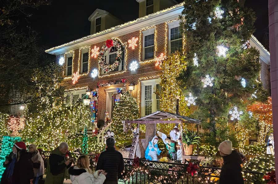 New York: Dyker Heights Christmas Lights Guided Walking Tour - The best way to prepare for a cold night outside