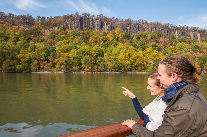 New York Fall Foliage Sail up the Hudson River - Reaching the Palisades north of Fort Lee