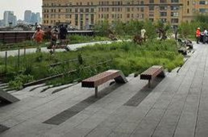 New York High Line Park Walking Tour - Following the railway through Chelsea