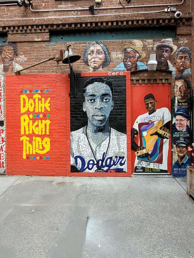New York: Hip-Hop, Murals, Sports, and Dangerous Neighborhoods Tour - Harlem, the Apollo Theater, and the power of music
