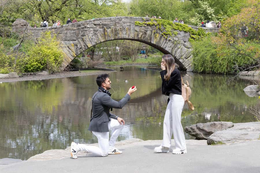 New York: Photoshoot in NYC Central Park 5th Ave - Fifth Avenue gives you the classic New York frame