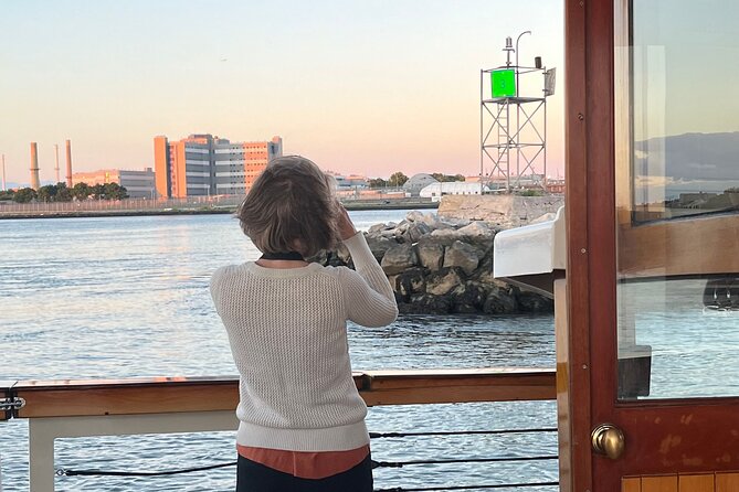 New York Urban Wildlife Sunset Boat Tour - Food, drinks, and the assigned tables