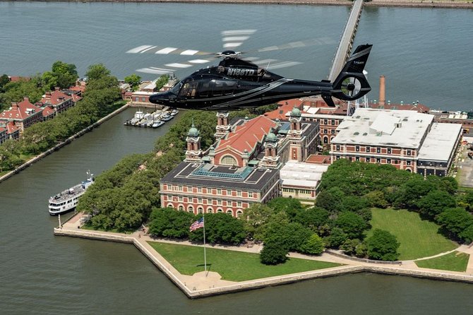 NY Helicopter Tour: Manhattan & Brooklyn (Heliport Fees Incl.) - From the East River to the Statue of Liberty
