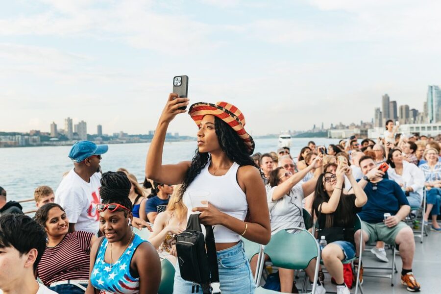 NYC: 4th of July Fireworks Party Cruise with Buffet & Drinks - Brooklyn Bridge, Manhattan Bridge, and Williamsburg Bridge