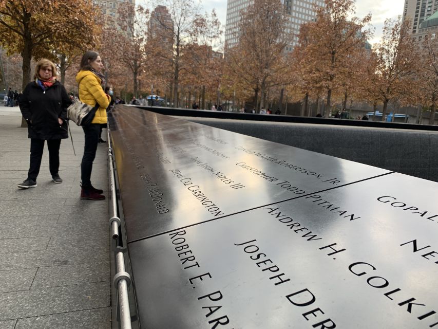 NYC: 9/11 Memorial, Wall Street, and Statue of Liberty Tour - How the guide-led and audio portions work
