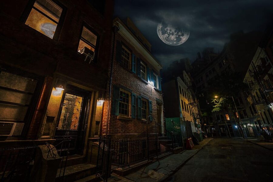 NYC: Boos & Booze Haunted Pub Crawl - The guide makes or breaks the night