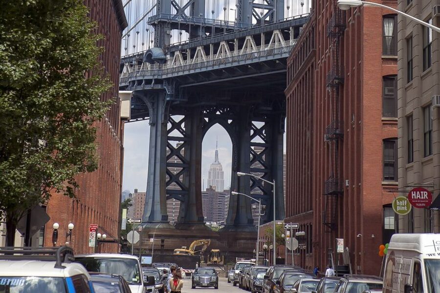 NYC: Brooklyn Bridge and Dumbo District Walking Tour - Photo opportunities without losing the story