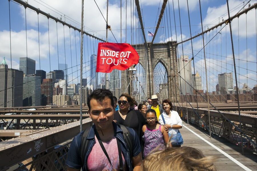 NYC: Brooklyn Bridge and Dumbo District Walking Tour - Language, guides, and group experience