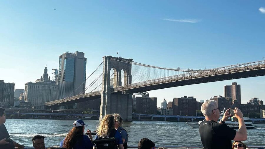 NYC: Brooklyn Bridge and DUMBO Tour with East River Ferry - Meeting at Brooklyn Bridge City Hall