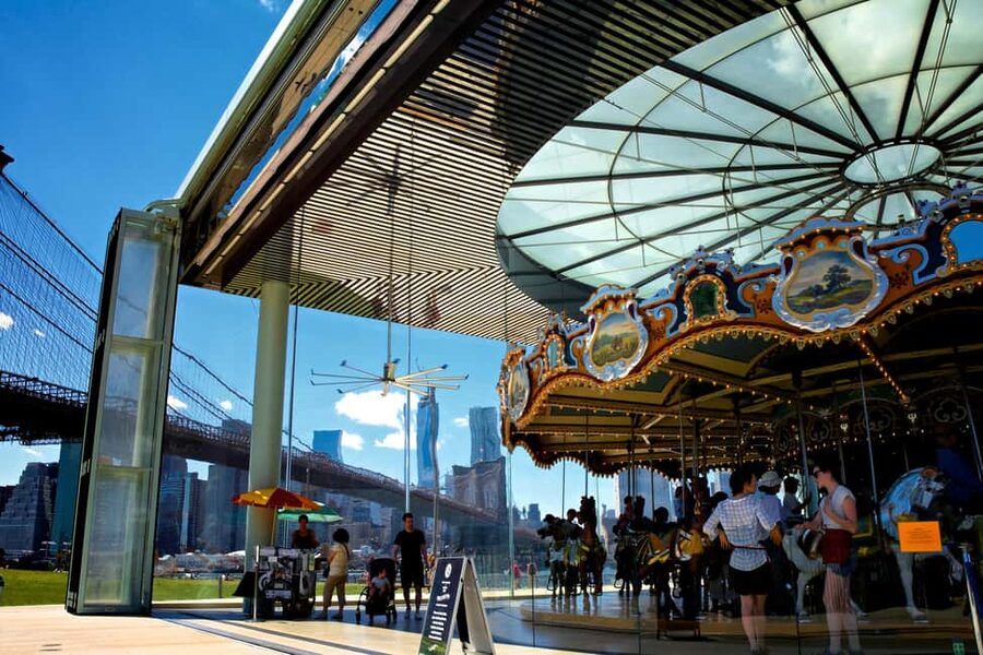 NYC: Brooklyn Bridge, DUMBO, and Skyline Small Group Tour - Which guide style should you expect?