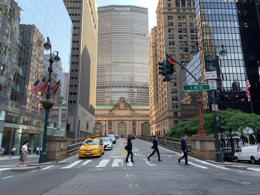 NYC: Bus Tour to Superhero Film Locations - The actor guide makes a real difference