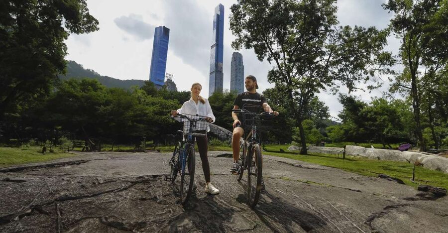 NYC: Central Park Bike Rental - The short ride from the shop to Central Park