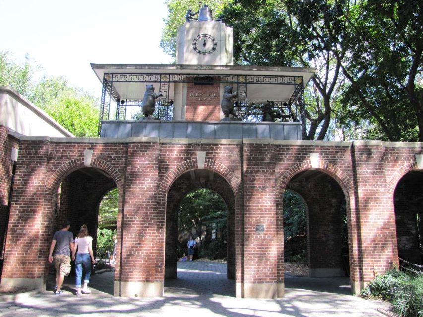 NYC: Central Park Guided Walking Tour English-Spanish - Victorian Gardens, Balto, and the zoo area