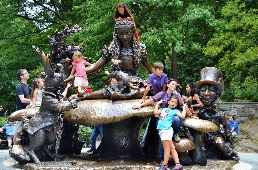NYC: Central Park Guided Walking Tour English-Spanish - Alice in Wonderland and the Ramble
