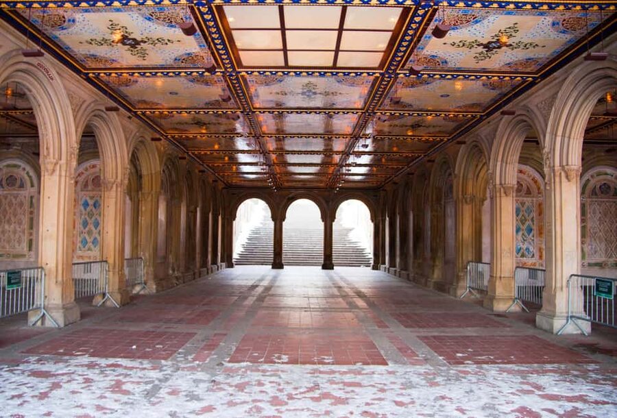 NYC: Central Park Guided Walking Tour English-Spanish - Wollman Rink, Gapstow Bridge, and the Pond