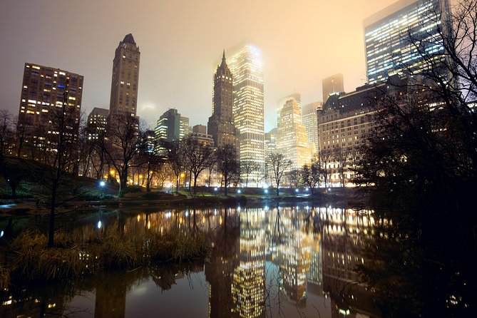 NYC Central Park Night Time Photography Tour - A six-person group changes the lesson