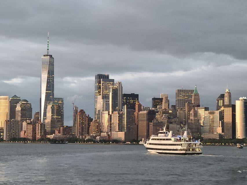 NYC: Christmas Day Buffet Brunch or Dinner Harbor Cruise - Bridges, islands, and the East River turn