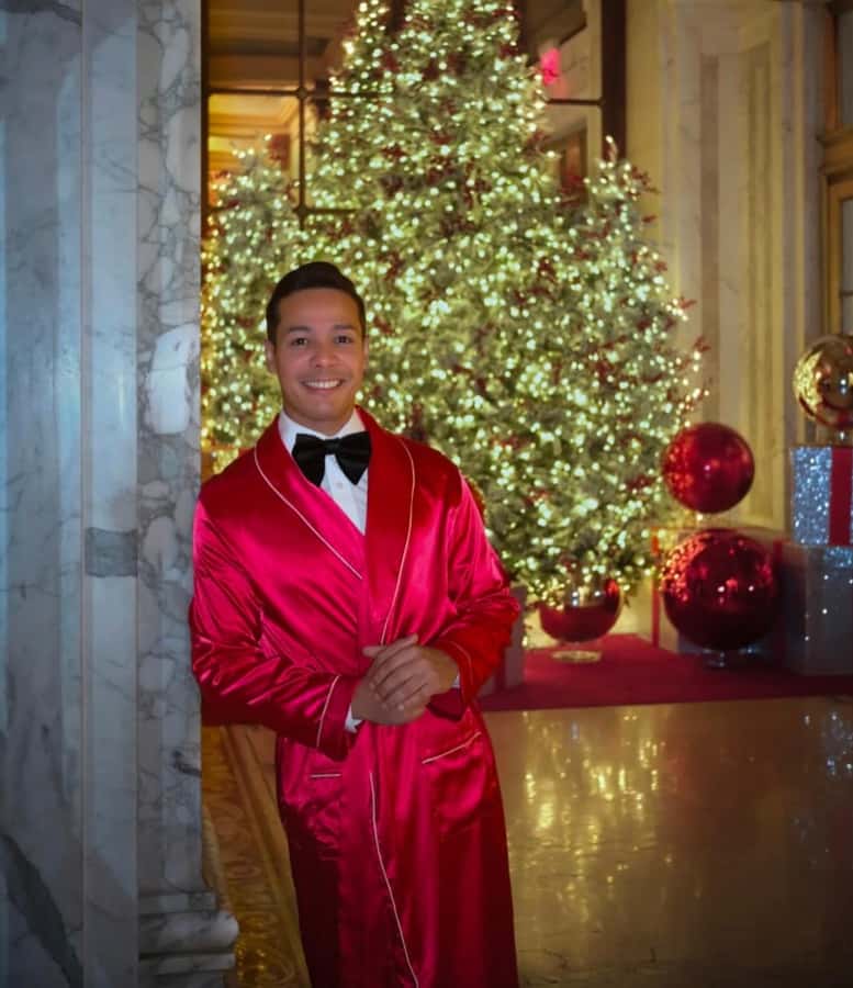 NYC: Christmas Holiday Guided Walking Tour with Dessert - Rockefeller Center, the main holiday moment
