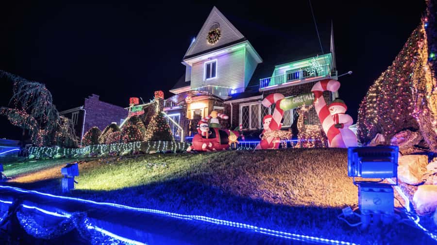 NYC: Christmas Lights Dyker Heights, Bay Ridge and DUMBO - Dyker Heights: the evening’s main spectacle