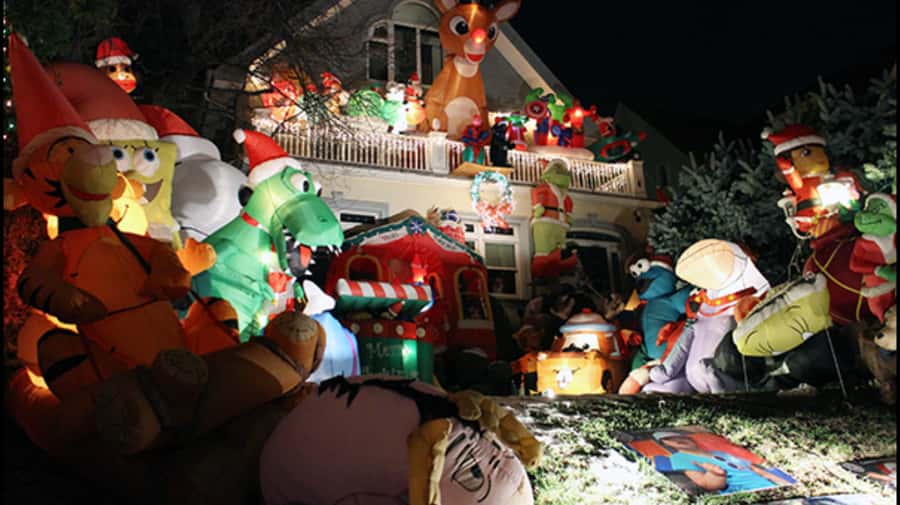 NYC: Christmas Lights Dyker Heights, Bay Ridge and DUMBO - The coach ride between Brooklyn stops