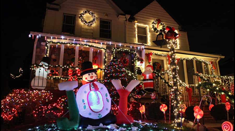 NYC: Christmas Lights Dyker Heights, Bay Ridge and DUMBO - DUMBO and the Brooklyn Bridge foundation