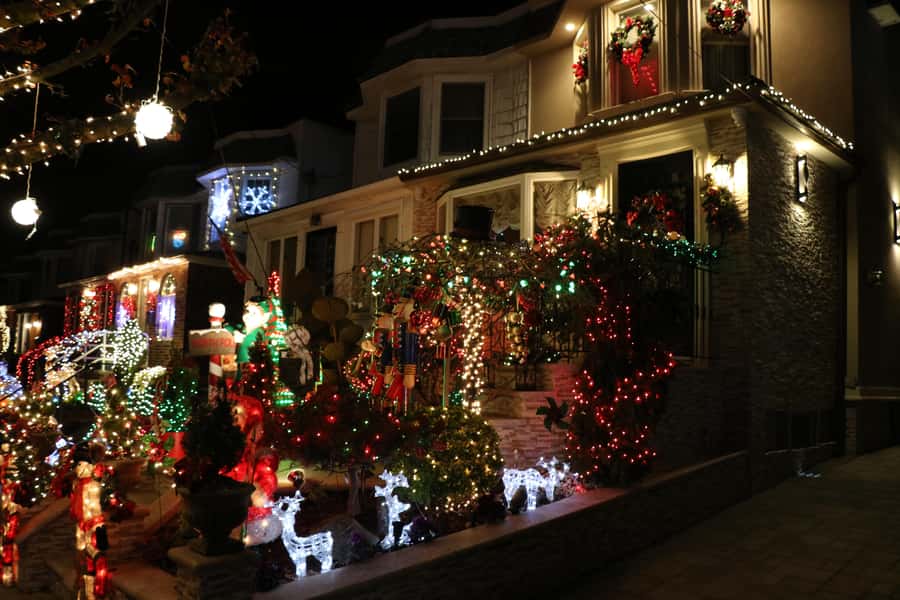 NYC: Christmas Lights Dyker Heights, Bay Ridge and DUMBO - Meeting near Times Square at 4:00 PM