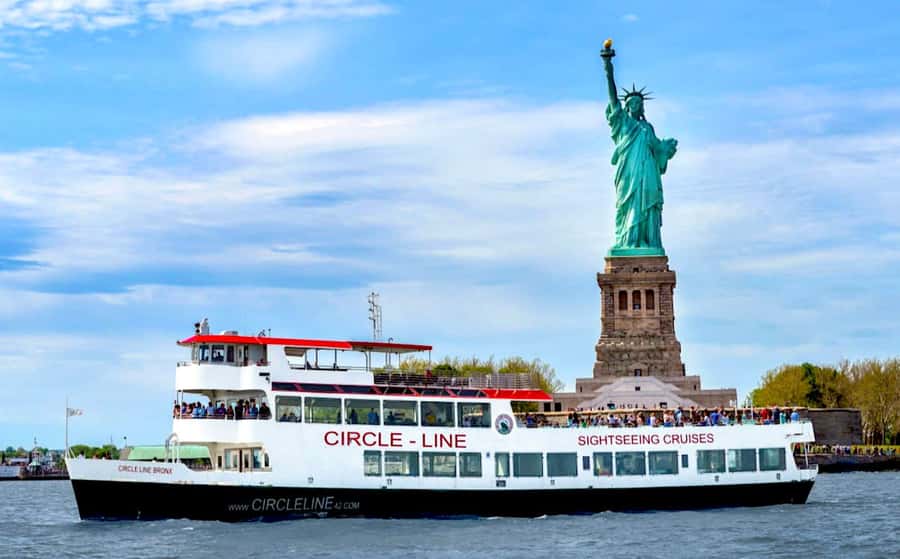 NYC: Circle Line 1-Hr Statue of Liberty Skip-The-Line Cruise - Midtown landmarks from the Hudson