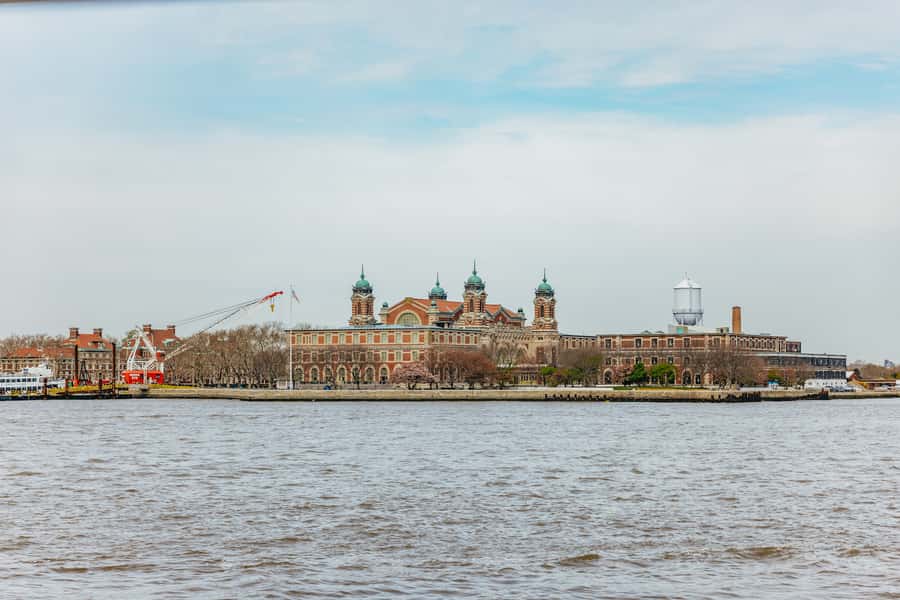 NYC: Circle Line 2.5 Hour Best of NYC Boat Cruise - Food, drinks, Wi-Fi, and practical comfort