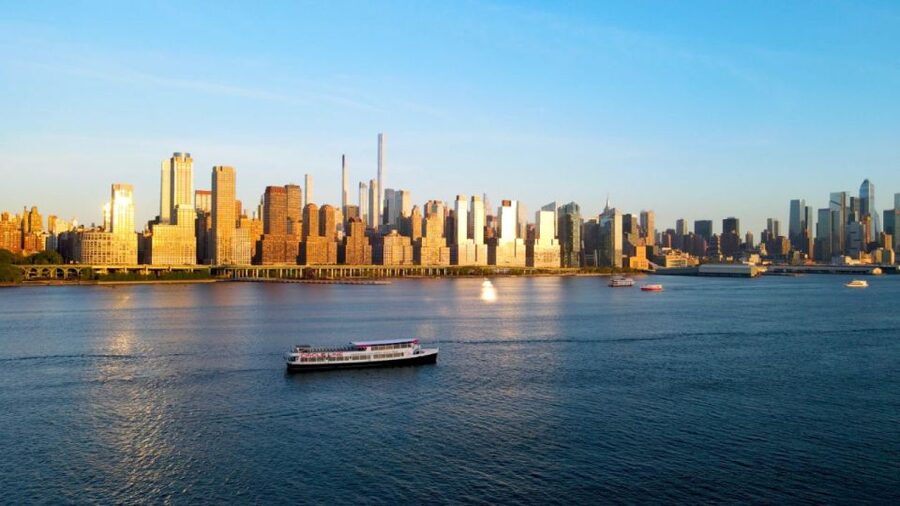 NYC: Circle Line 2h Harbor Lights Cruise Skip-The-Box-Office - One World Trade Center and Lower Manhattan from the river