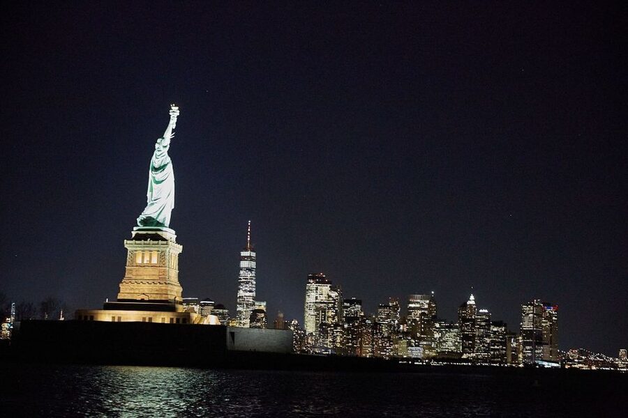 NYC: City Lights Yacht Cruise with Drink Included - Seeing Manhattan from a 1920s-style yacht