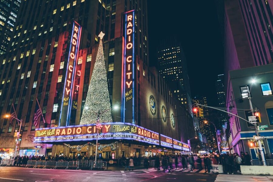 NYC: Dyker Heights and NYC Holiday Lights Luxury Bus Tour - Starting in Midtown and Crossing Into Lower Manhattan