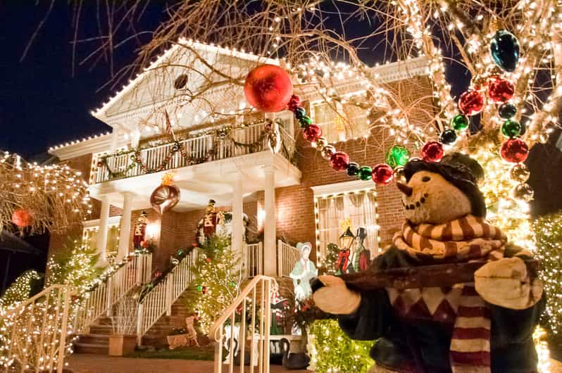 NYC: Dyker Heights and NYC Holiday Lights Luxury Bus Tour - Finishing Beside the Rockefeller Center Tree
