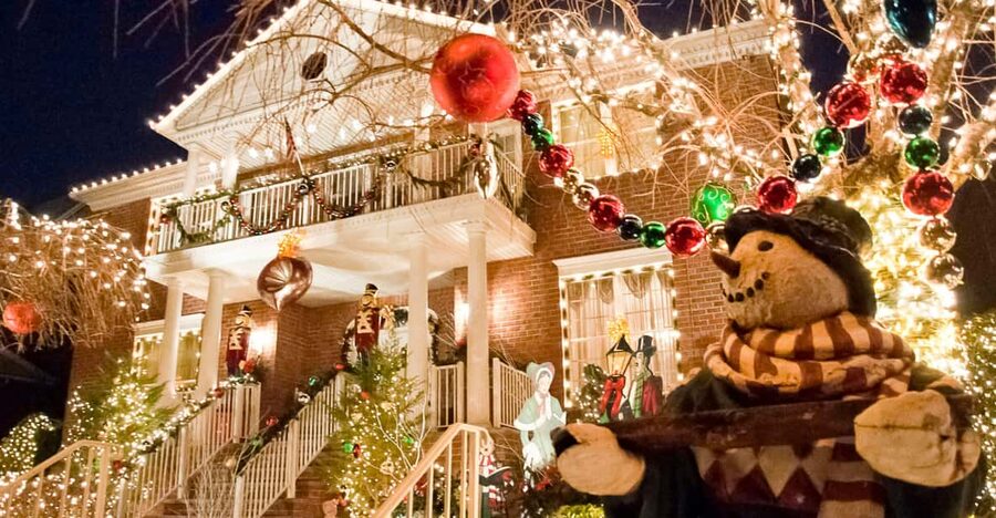 NYC: Dyker Heights and NYC Holiday Lights Luxury Bus Tour - Luxury Bus, Private SUV, and Group Size