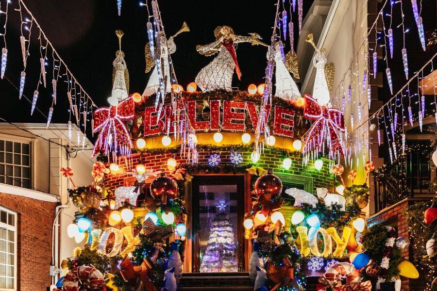 NYC: Dyker Heights Christmas Lights & Skyline View Bus Tour - Key points at a glance