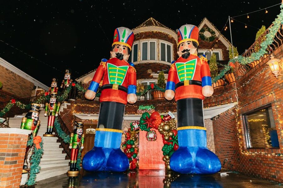 NYC: Dyker Heights Christmas Lights & Skyline View Bus Tour - Is $69 good value?