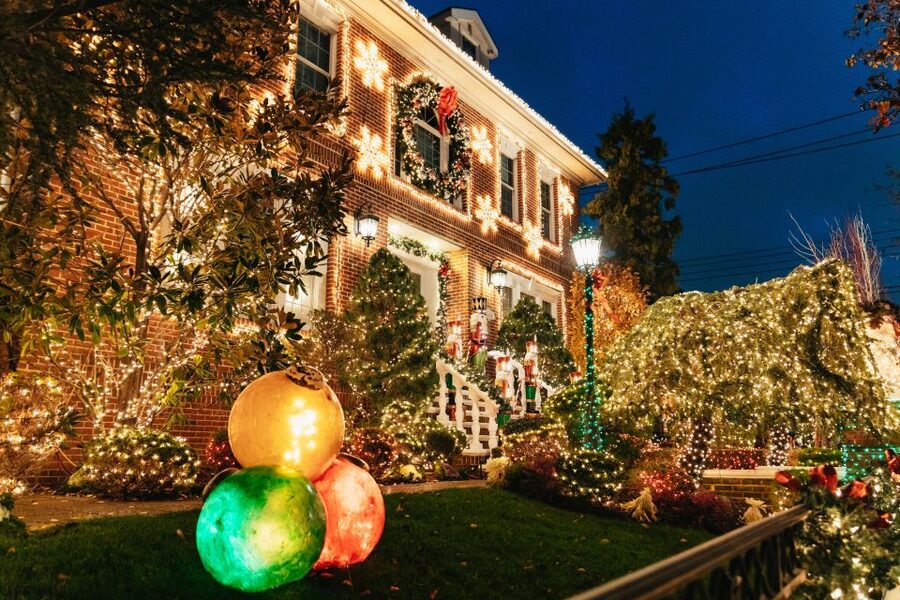 NYC: Dyker Heights Christmas Lights & Skyline View Bus Tour - Meeting at Junior’s and leaving Midtown