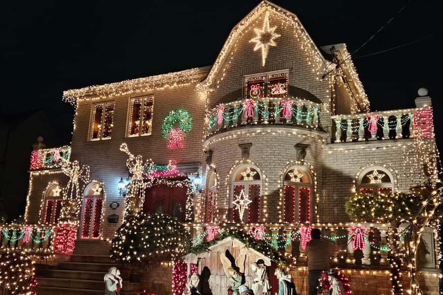 NYC: Dyker Heights Christmas Lights Tour with Hot Cocoa - Why Dyker Heights is worth the trip