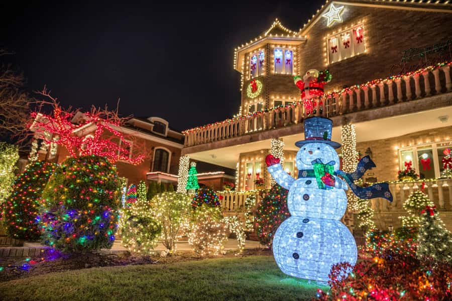 NYC: Dyker Heights Christmas Lights Tour with Hot Cocoa - The one-hour walk through the Christmas displays